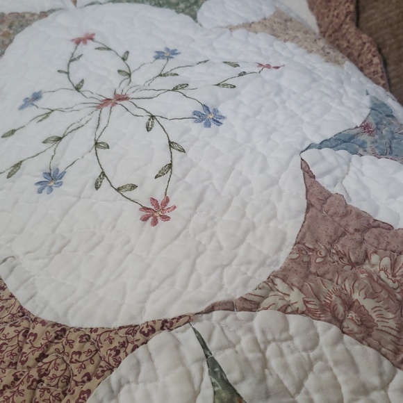 Quilted Cottage Shams I Standard Pair - Picture 3 of 12
